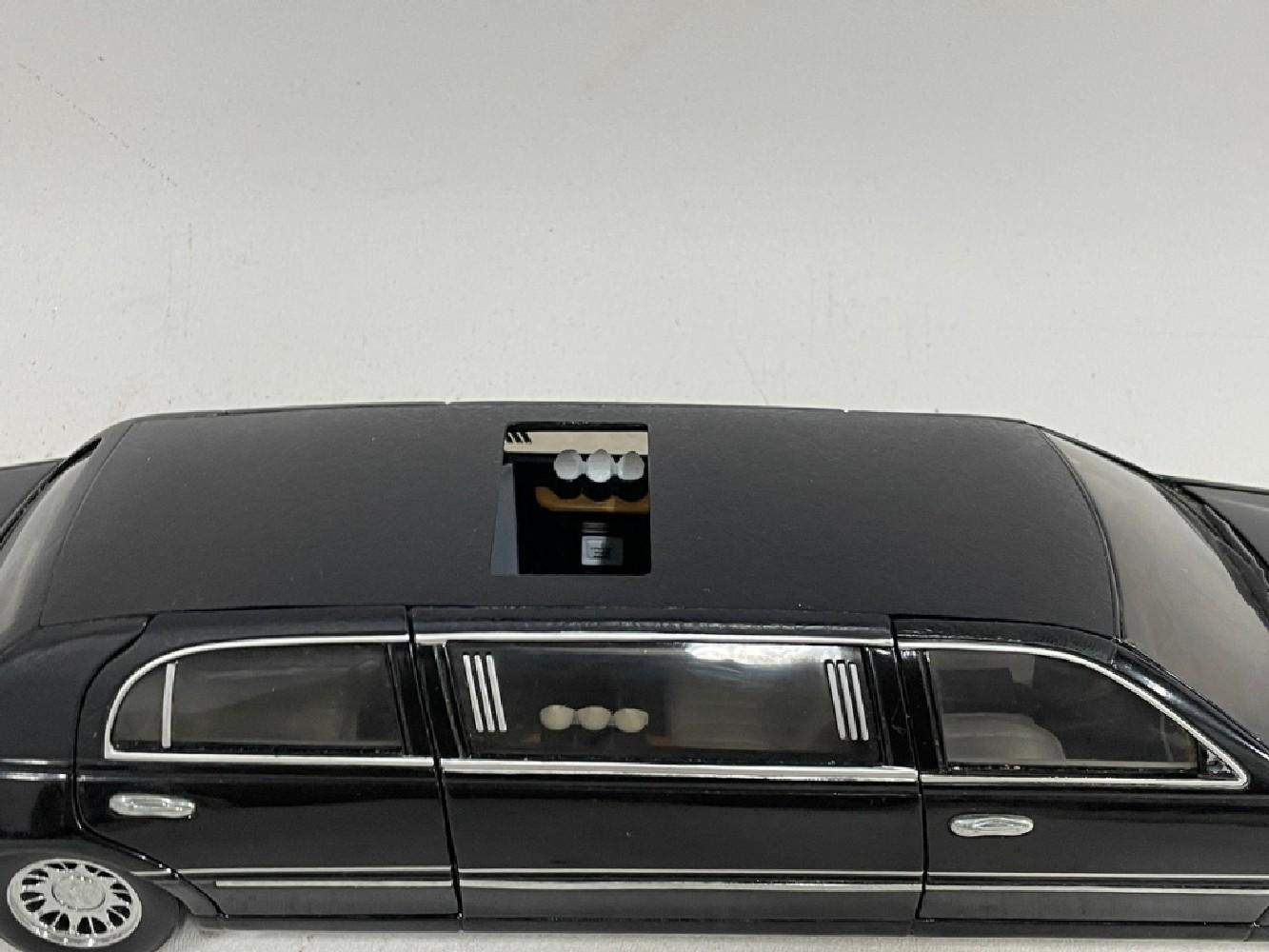 Luxury Stretch Limousine Diecast Model Large 1:18 Scale Detailed Interior