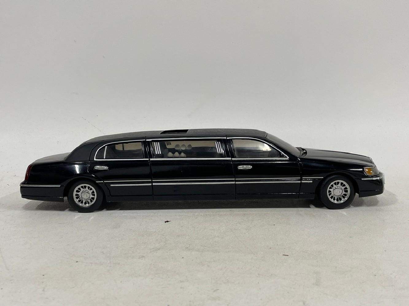 Luxury Stretch Limousine Diecast Model Large 1:18 Scale Detailed Interior