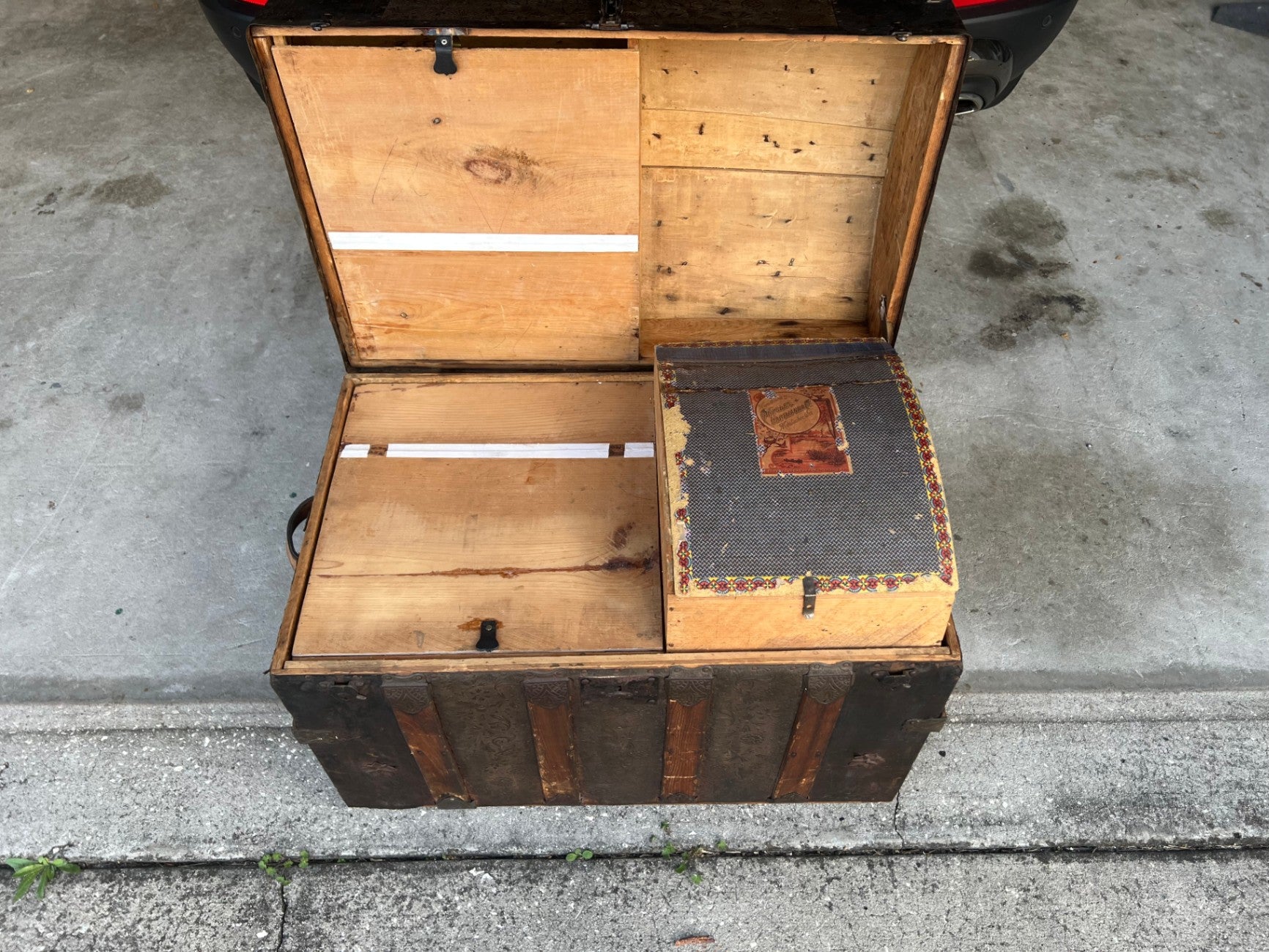 Antique Late 19th Century Dome Top Steamer Trunk - Arpeles Hartmann & Co
