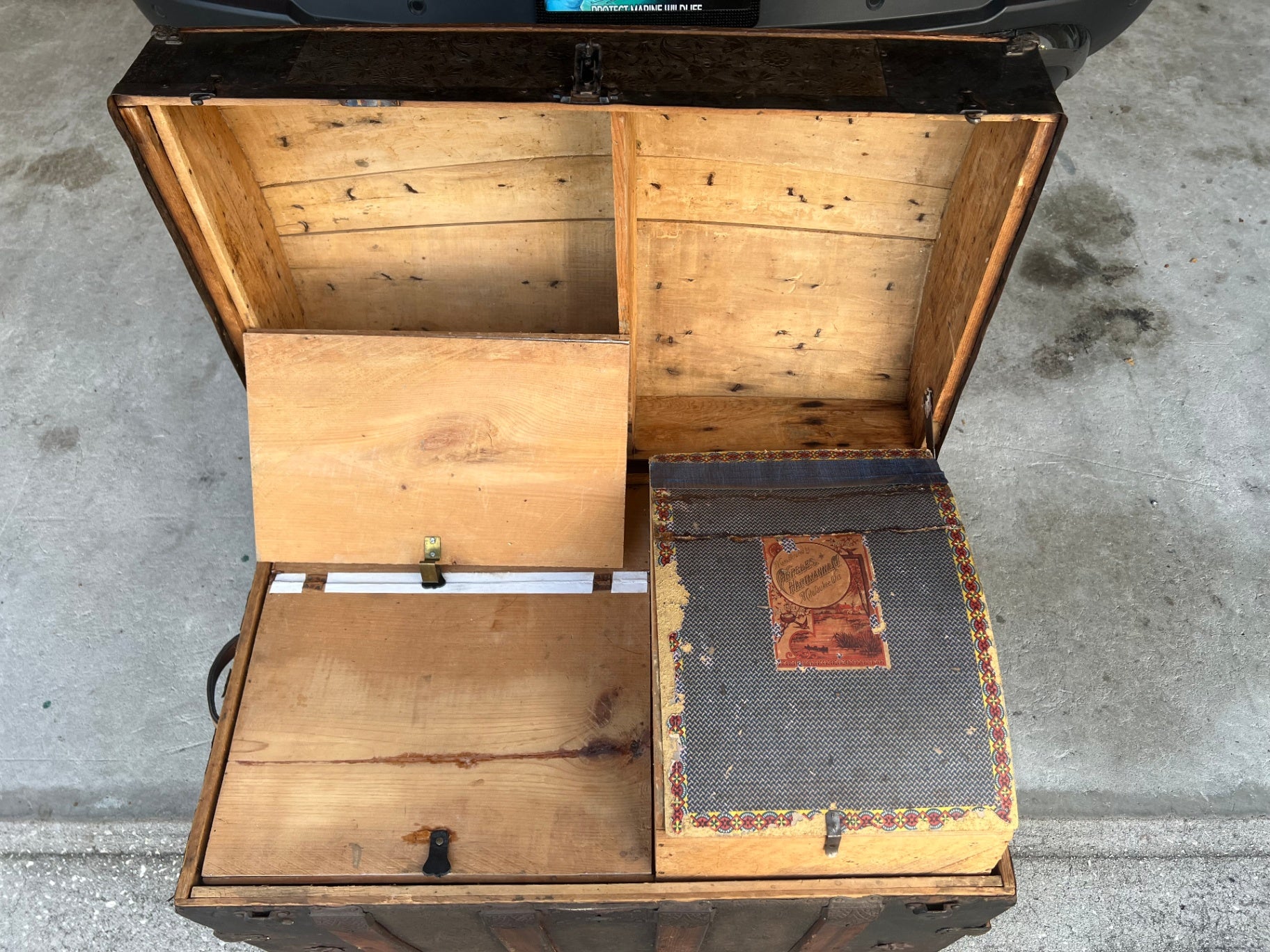 Antique Late 19th Century Dome Top Steamer Trunk - Arpeles Hartmann & Co