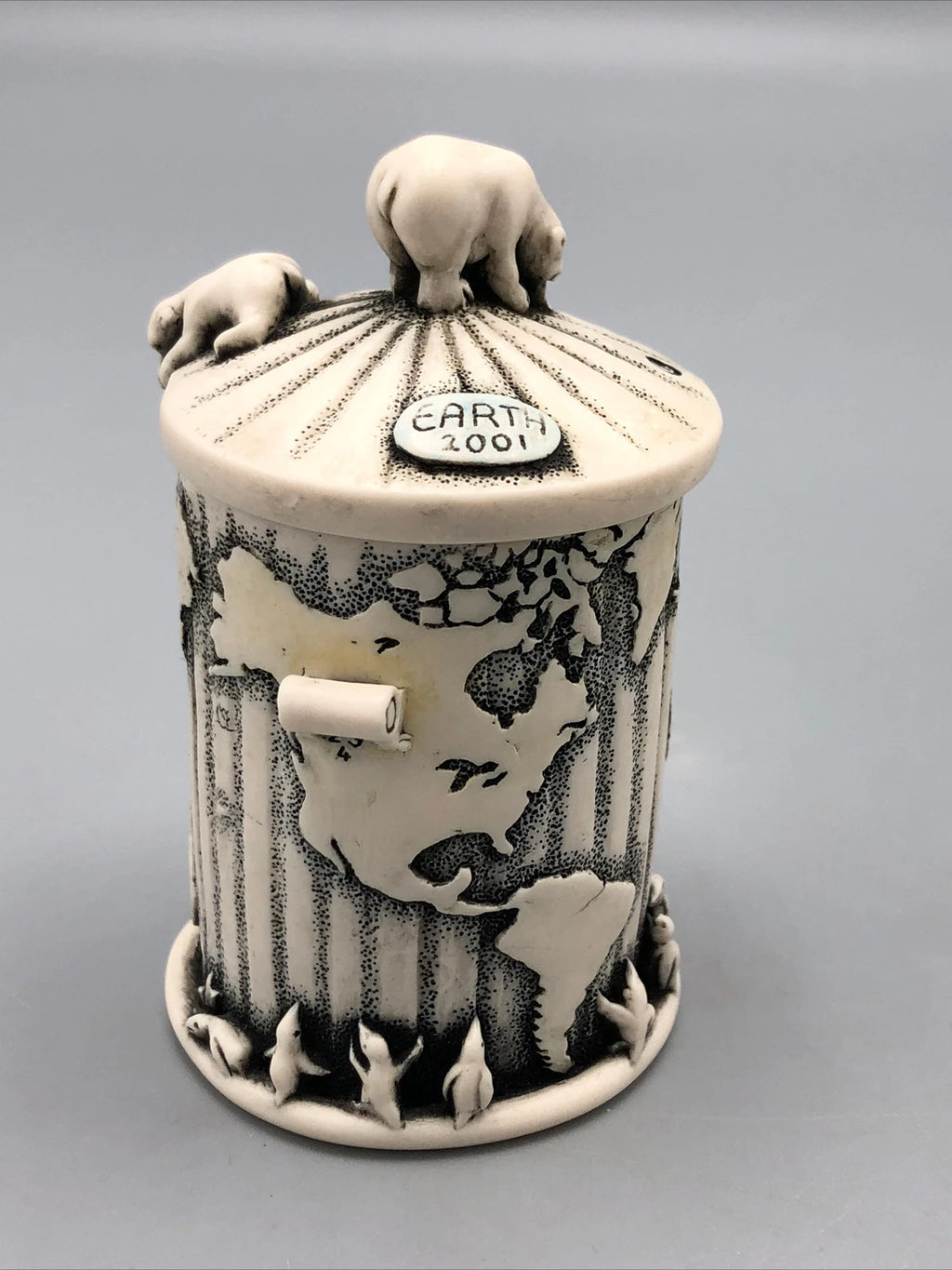 2001 Harmony Kingdom Planet Dustbin Earth Box Figurine