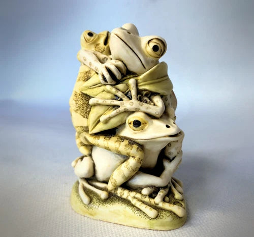 Harmony Kingdom Menage A Trois Frogs TJFR3