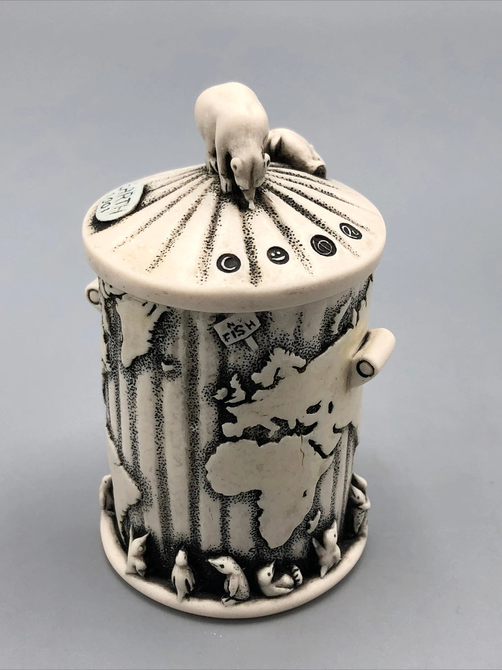 2001 Harmony Kingdom Planet Dustbin Earth Box Figurine