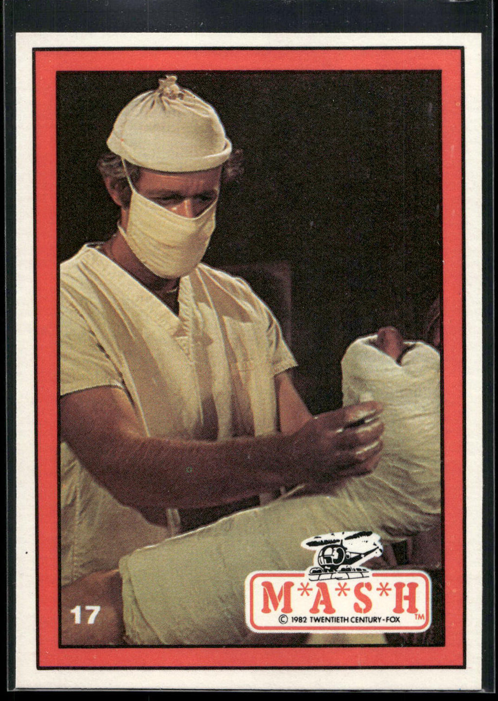 1982 Donruss M*A*S*H #17 BJ wrapping a cast