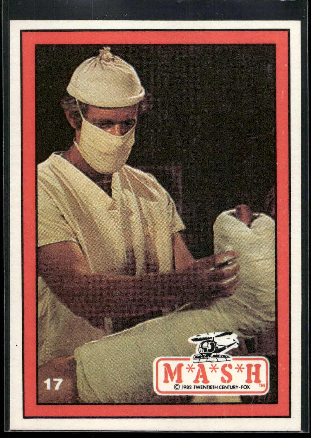 1982 Donruss M*A*S*H #17 BJ wrapping a cast