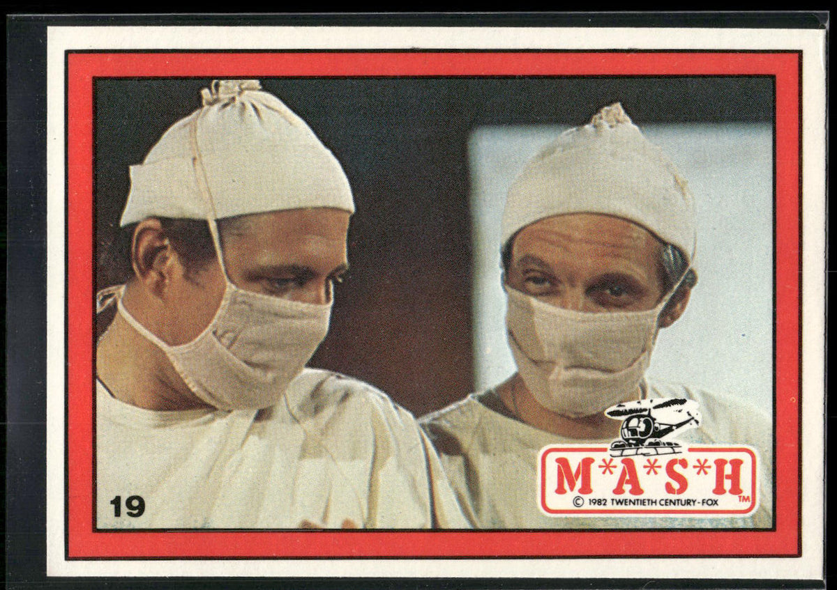 1982 Donruss M*A*S*H #19 Winchester & Hawkeye in