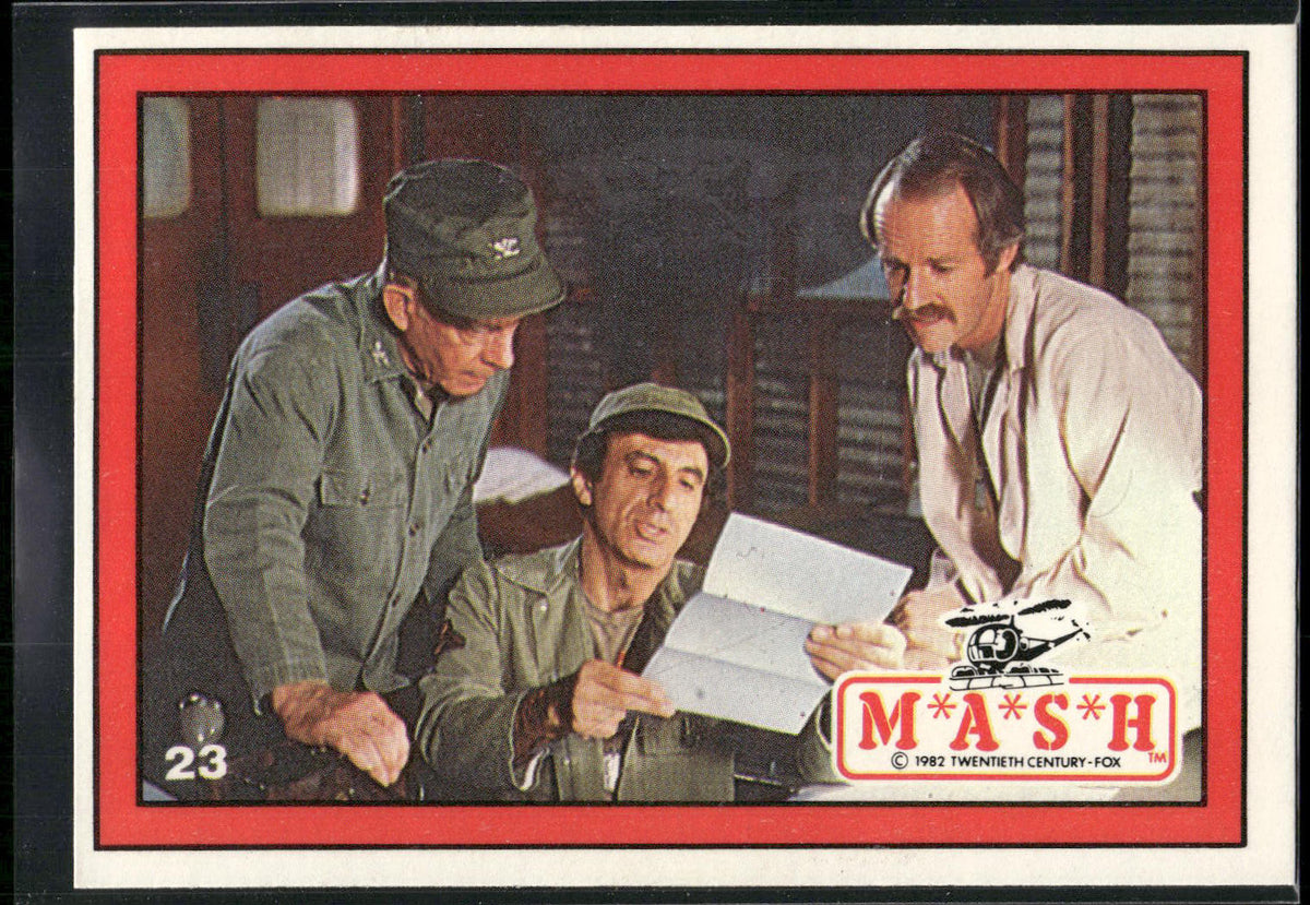 1982 Donruss M*A*S*H #23 Klinger reads a letter