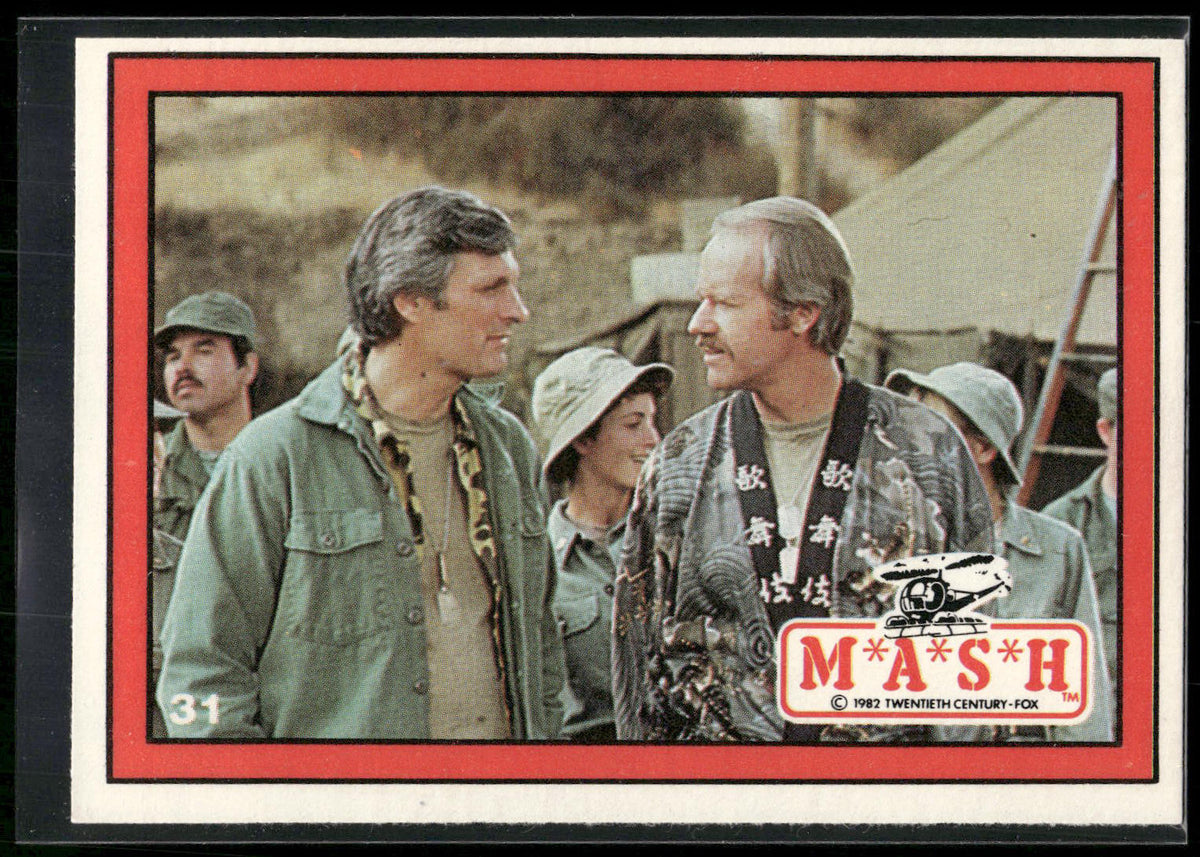 1982 Donruss M*A*S*H #31 Hawkeye & BJ talk