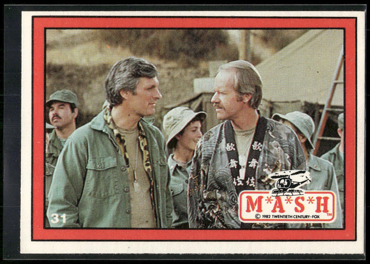 1982 Donruss M*A*S*H #31 Hawkeye & BJ talk