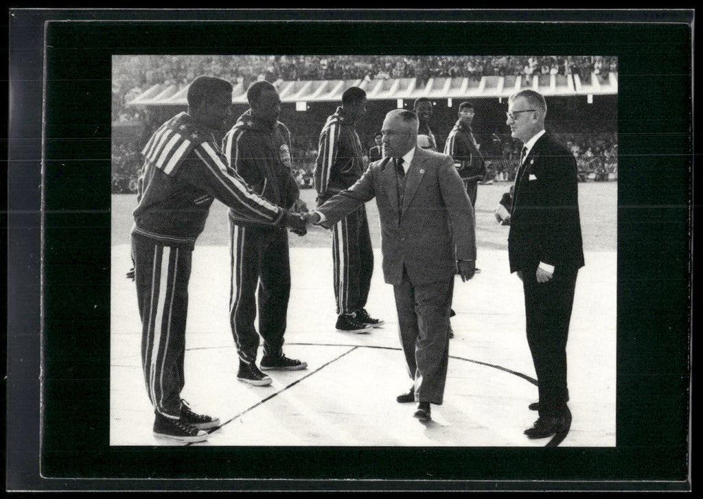 1992 Comic Images Harlem Globetrotters #19 Goodwill Ambassadors