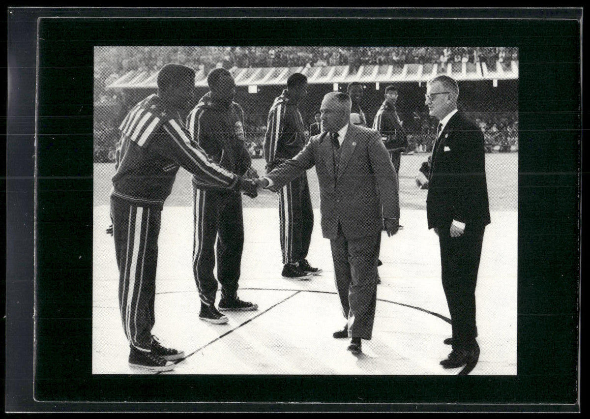 1992 Comic Images Harlem Globetrotters #19 Goodwill Ambassadors