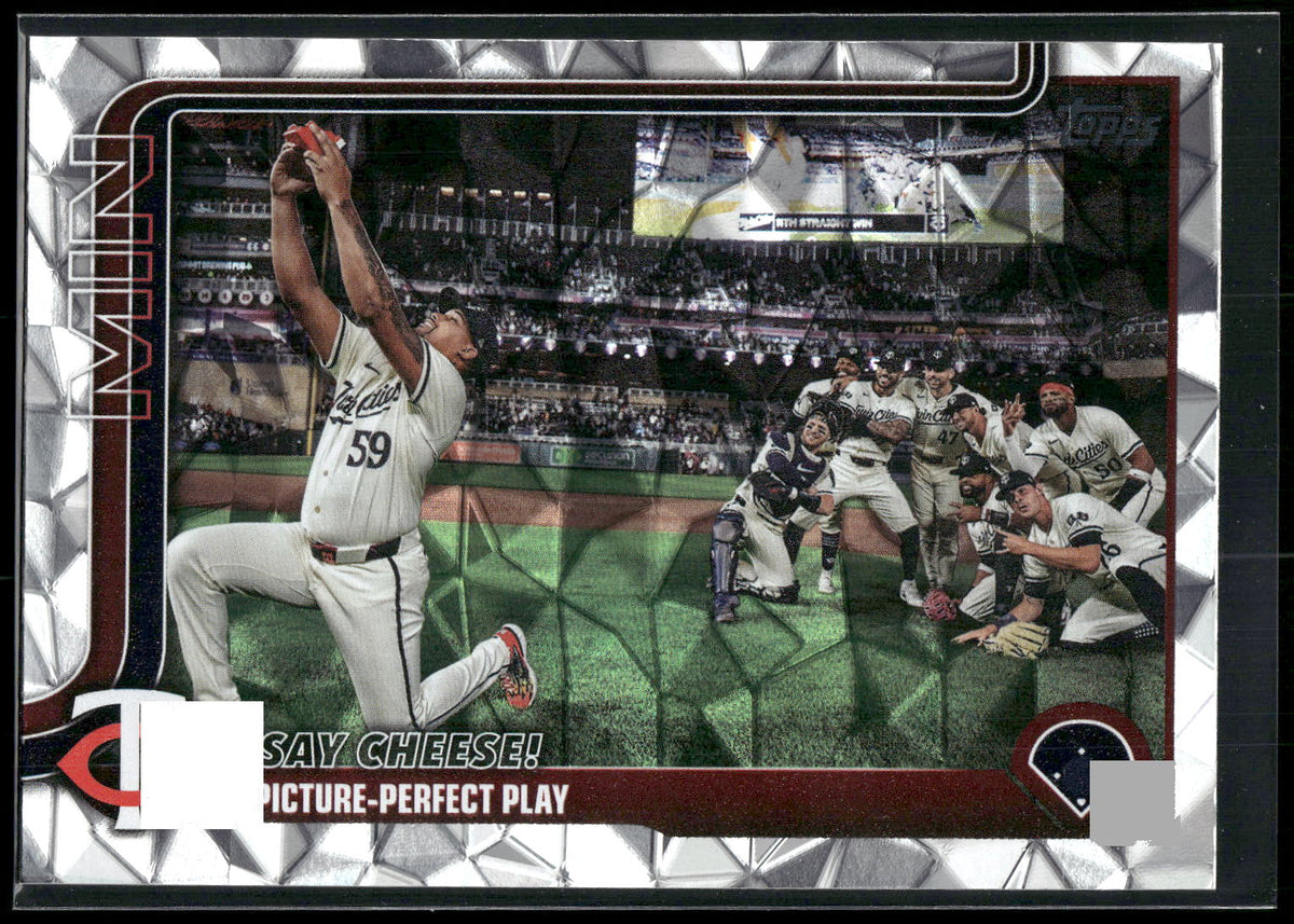 2025 Topps #81 Say Cheese! Picture-Perfect Play Diamante Foil