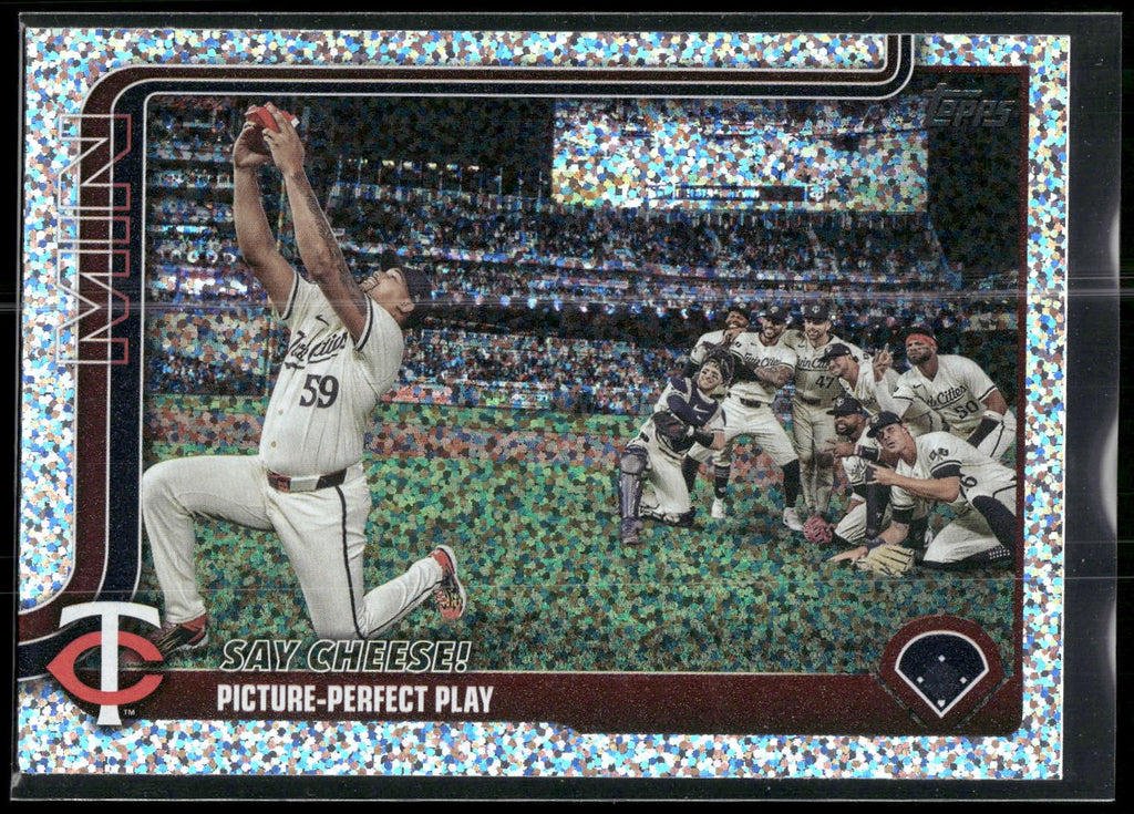 2025 Topps #81 Say Cheese! Picture-Perfect Play Sandglitter